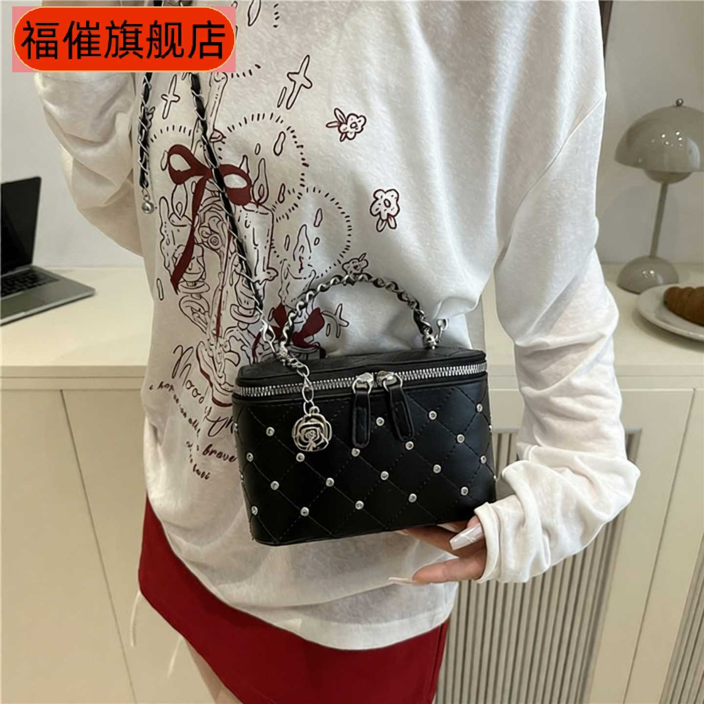 潮流铆钉钻饰绣线菱格女小方包