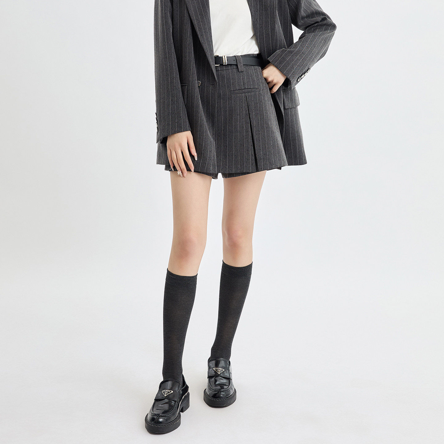 阅涵2026春新款细条纹西装面料立体褶百搭高腰显瘦A字短裙女,女装/女士精品,短裤,淘宝优惠券,粉丝福利购,淘宝优惠卷