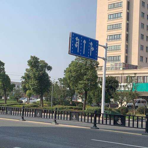 定 制F型悬臂道路标志杆交通指示牌厂家供应反光道路警示标识牌
