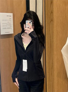 奶黄色V领正肩短袖t恤女夏季2025新款修身设计感钮扣美式辣妹上衣