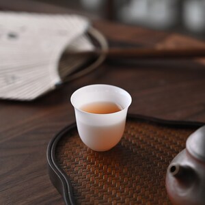 厚皿如纸薄胎白瓷品茗单杯陶瓷蝉翼通透功夫主人茶杯透光聚香杯
