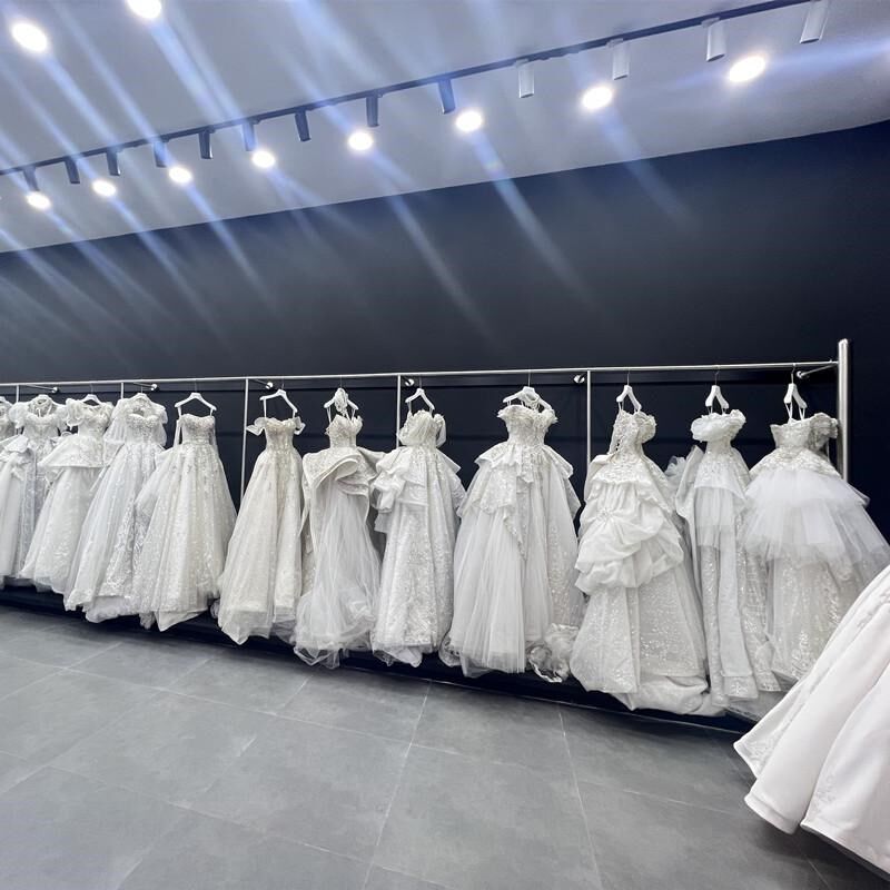 婚纱店展示架不锈钢上墙壁挂婚纱吊架礼服陈列挂衣架落地靠墙订制