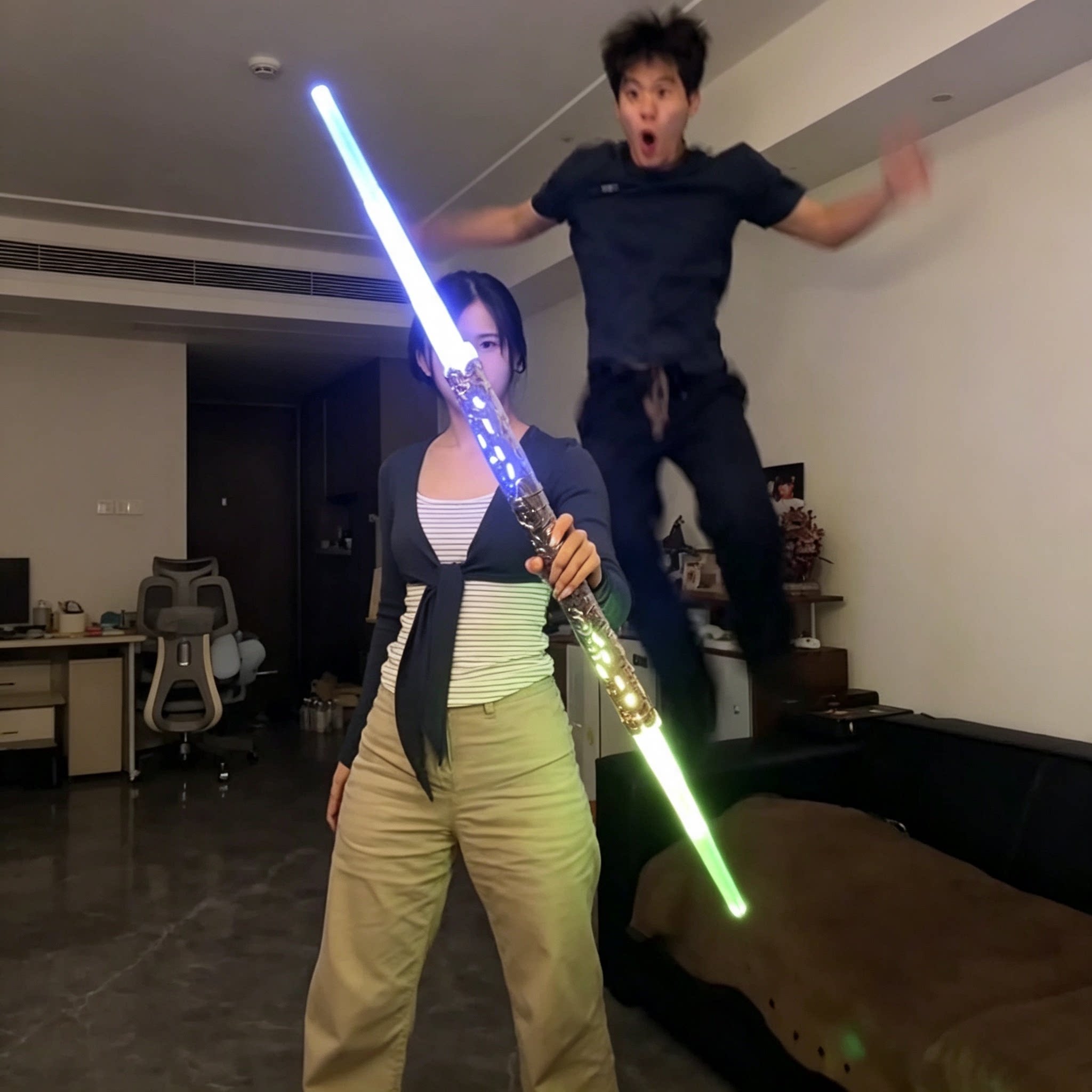 双截棍节金箍棒可伸缩变形旋转光剑玩具七彩炫光男孩对战益智游戏