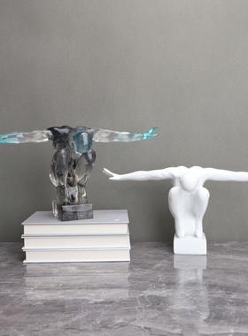 北欧树脂展翅人跳水运动员样板房书房客厅餐厅桌面玄关装饰品摆件