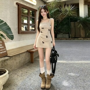 巨好看复古刺绣印花吊带连衣裙子女夏季2026新款早春漂亮包臀短裙