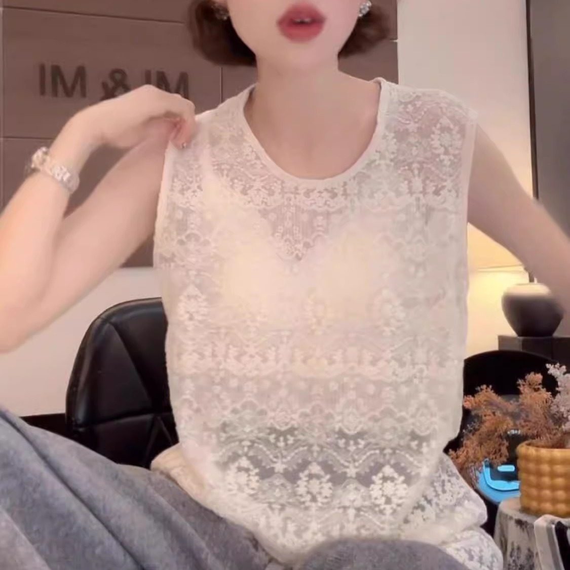 圆领镂空钩花蕾丝背心女秋季新款显瘦气质叠穿无袖上衣小衫轻奢风