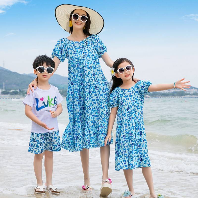 2026新款亲子装一家三口四口海边沙滩度假装潮爆波西米亚母女长裙