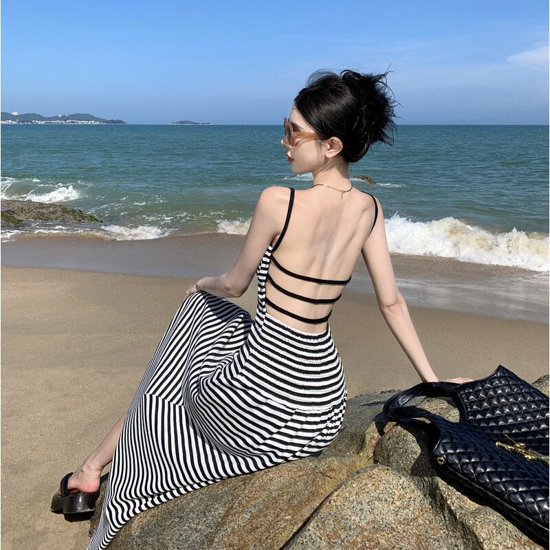 2026新款黑白条纹露背吊带连衣裙女夏季高腰超修身显瘦长裙高品质