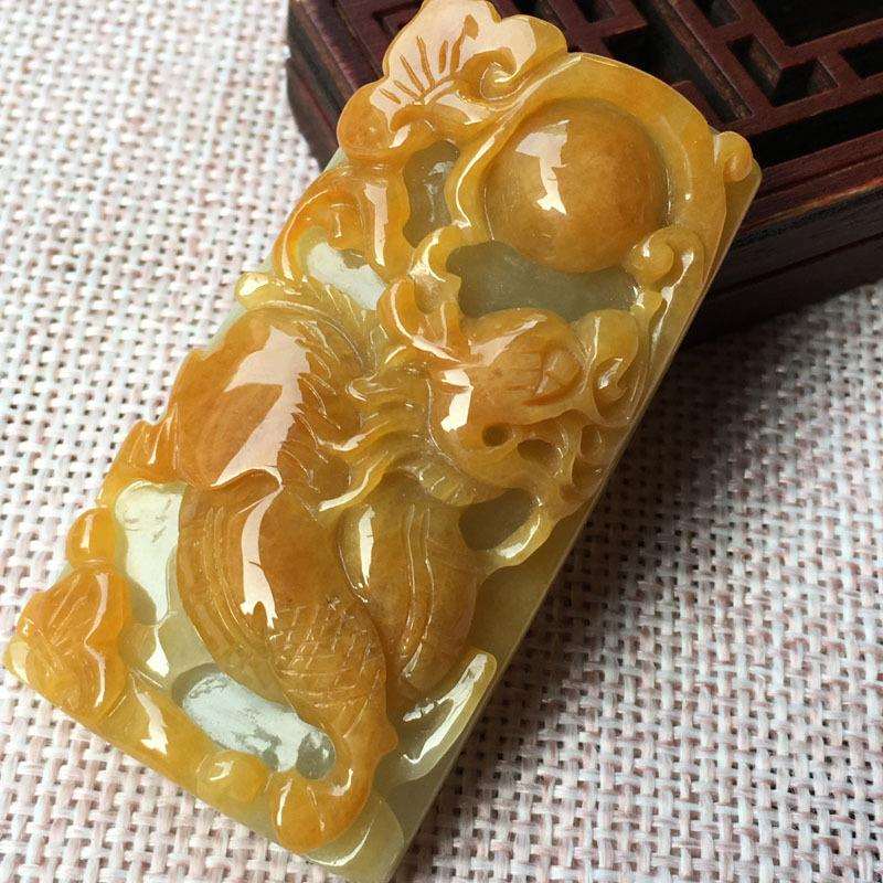 翡翠黄翡麒麟牌，饱满圆润，颜色靓丽，种老水润