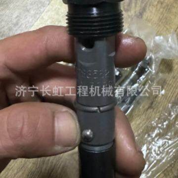 供应 20吨挖掘机发动机配件：6734-11-3110喷油器