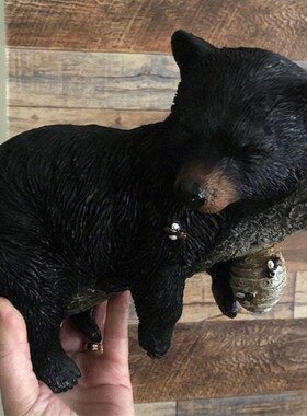 小黑熊在树上午睡 Black Bear Cub Napping 户外花园装饰幼熊摆件