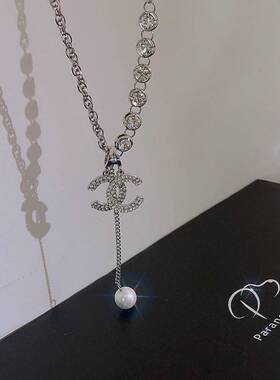 -New fashion design sense handmade diamond double C letter w