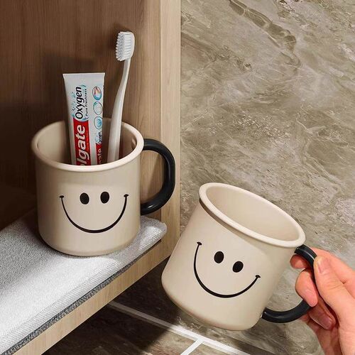 Ins-style minimalist mouthwash cup with a cute smiley face,