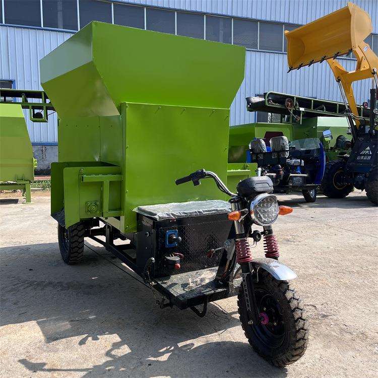 养牛场自走式撒料车畜牧养殖电动3立方喂料车畜牧养殖三轮投料车
