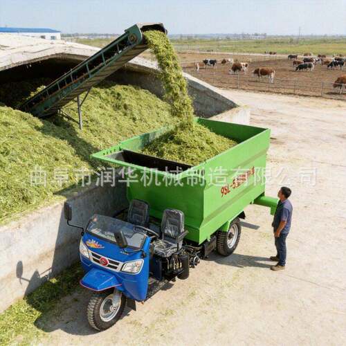 柴油自走式农用撒料车5立方牛羊饲喂撒草机螺旋刮板式草料抛撒机