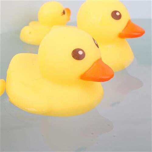 Vinyl little yellow duck bath toy playing in the water duckl