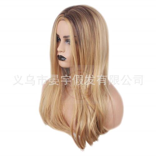 。Female of fionable wig divides long head to wear batch fio