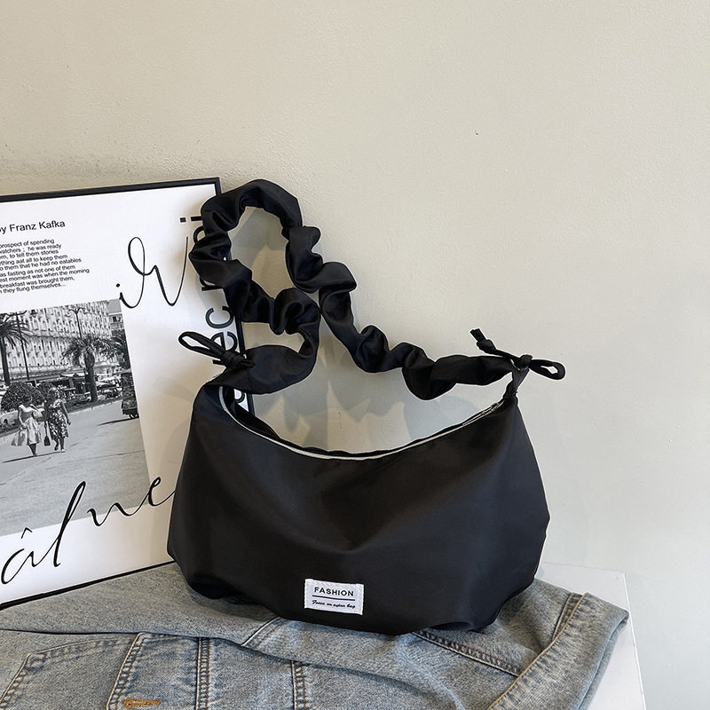 大容量褶皱包包女时尚2025新款纯色设计单肩斜挎通勤单肩包饺子包