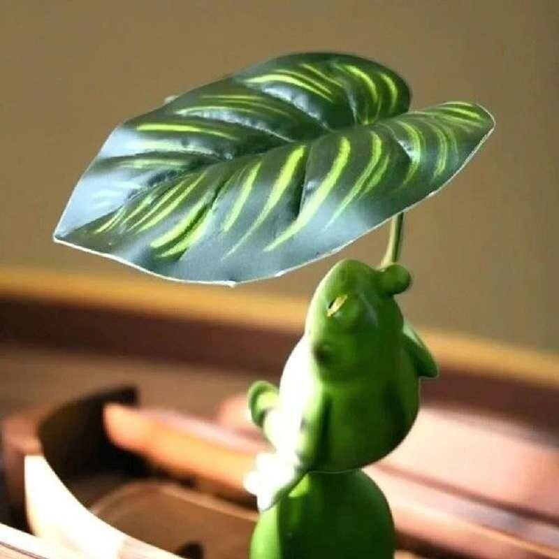 Frog Garden Statue Fish Pond Decoration Holding A Leaf Fish图片