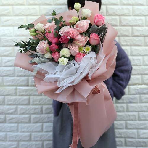 Graduation season mixed red pink rose bouquet flower express