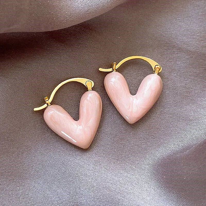2024 New Korean Light Luxury White Oil Dropping Love Stud Ea - 实物图