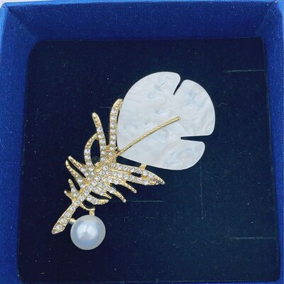 High-end Feather Brooch High-end Ladies Temperament Small F