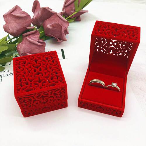 2023 Hollow Red Velvet Ring Box Couple Double Ring Bearer Bo