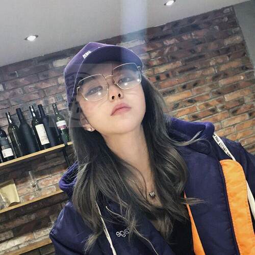 。Zhou Yangs blue eye frame female square flat lens large f