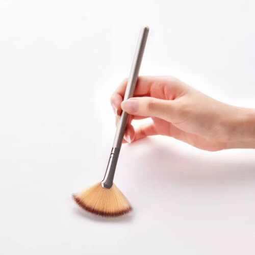 1 Pcs Professional Fan Makeup Brush Blending Highlighter Con