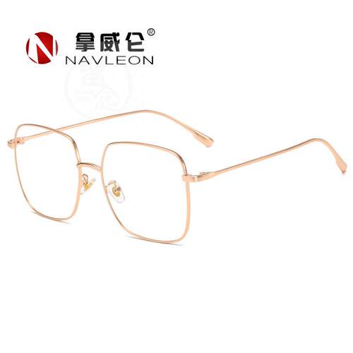 。Zhou Yangs blue eye frame female square flat lens large f
