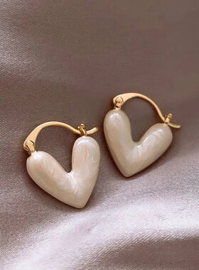 2023 New Korean Light Luxury White Oil Dropping Love Stud Ea
