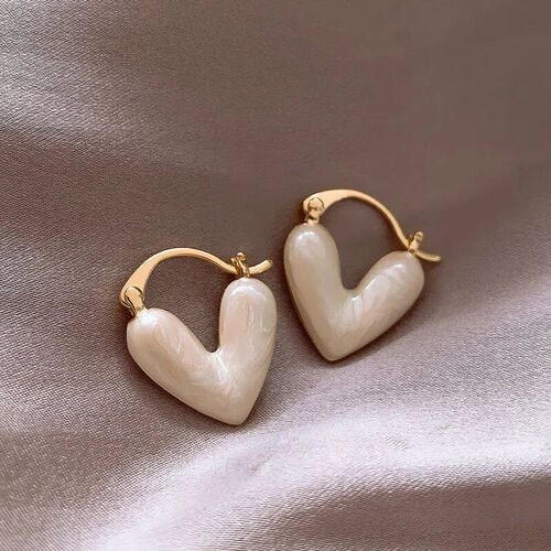 2023 New Korean Light Luxury White Oil Dropping Love Stud Ea