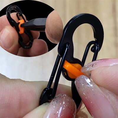 Lock-equipped eight-leaf buckle, stainless steel keychain