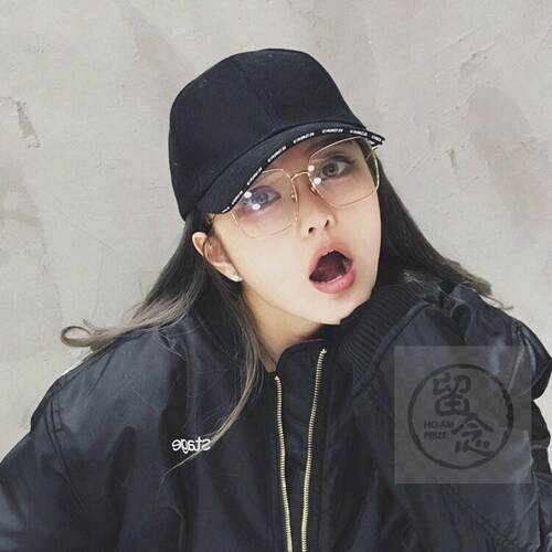 。Zhou Yangs blue eye frame female square flat lens large f