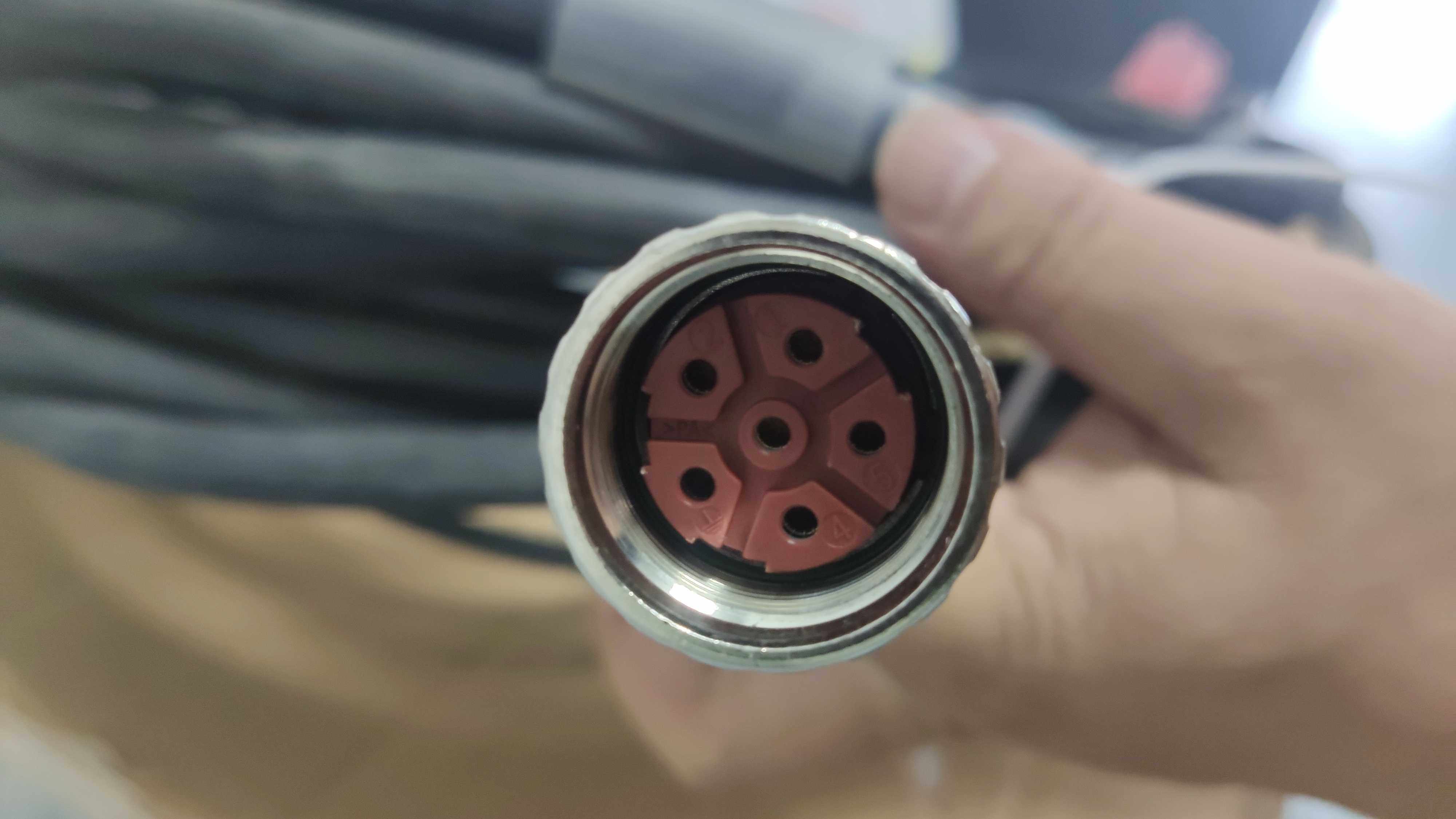 KUKA机器人插头6芯母头圆形ABB示教器伺服电机编码信号控制电缆