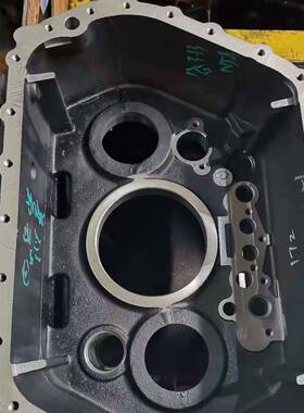 适用重汽变速器中壳（AMT,斜齿,缓速器） AZ2220010035
