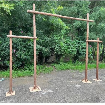 野奢房车露营地集市民宿篝火派对草地木头树干门制作拱门支架树杆