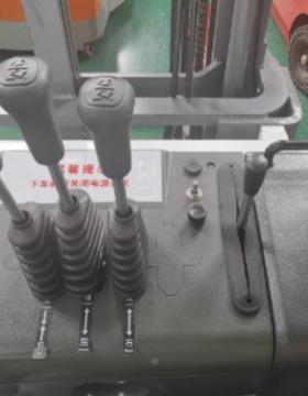 全电三向叉车窄通道堆专用高CQDM1530位动堆高垛叉车站电驾式装卸