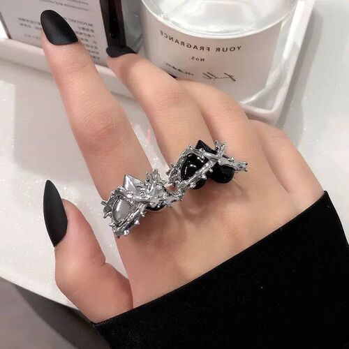 HUANZHI Fashion Black Silver Color Thorn Heart Ring YK Punk