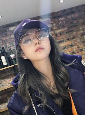 。Zhou Yangs blue eye frame female square flat lens large f