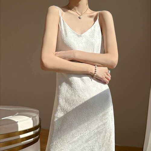 Summer New high-grade V-neck suspender dress. Design sense.
