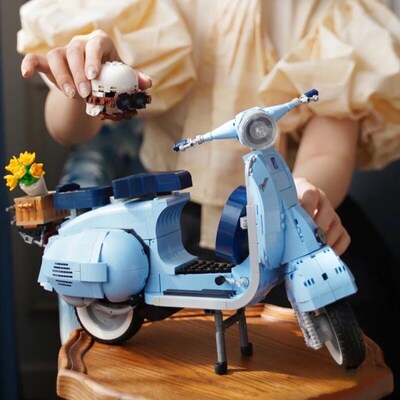 Roman Holida Vespa 125 MOC 10298 Famous Motorcycle City MOTO