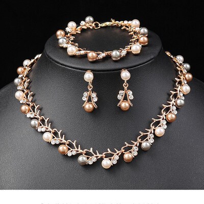 Pearl necklace and earrings set of three pieces珍珠项链耳环