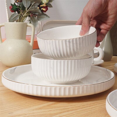 Tableware set with marble pattern and gold patterned long
