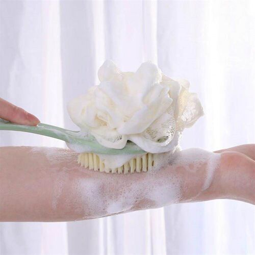 Dual-sided bath brush with a long handle, combining a loofah