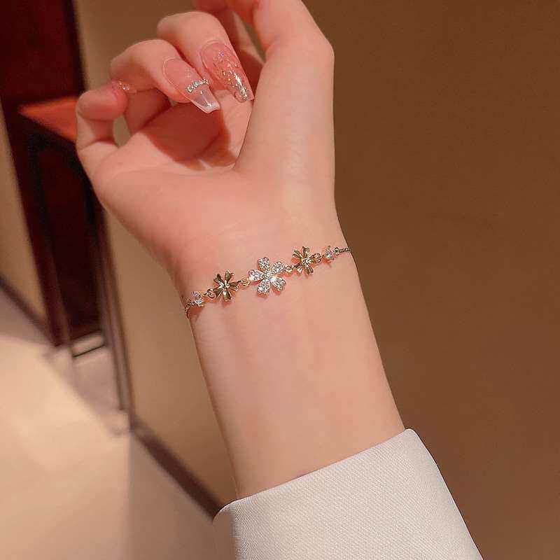 Brlet Womens Micro-inlaid Cat-eye Petal Light Luxury High-e图片