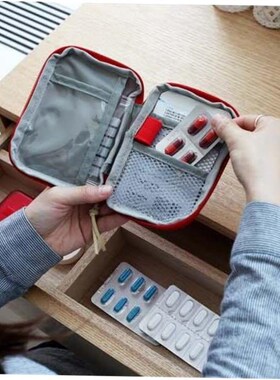 Small portable medicine storage bag medical first aid kit