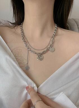 。Double layer clavicle chain smiling expression couple disc