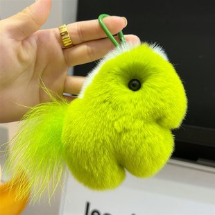 持有绿马可爱獭兔毛绿色小马车钥匙扣挂件毛绒健康马包包挂饰礼物