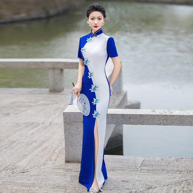 长款走秀旗袍年轻款2024新款修身表演旗袍连衣裙优雅蓝白八卦拼色